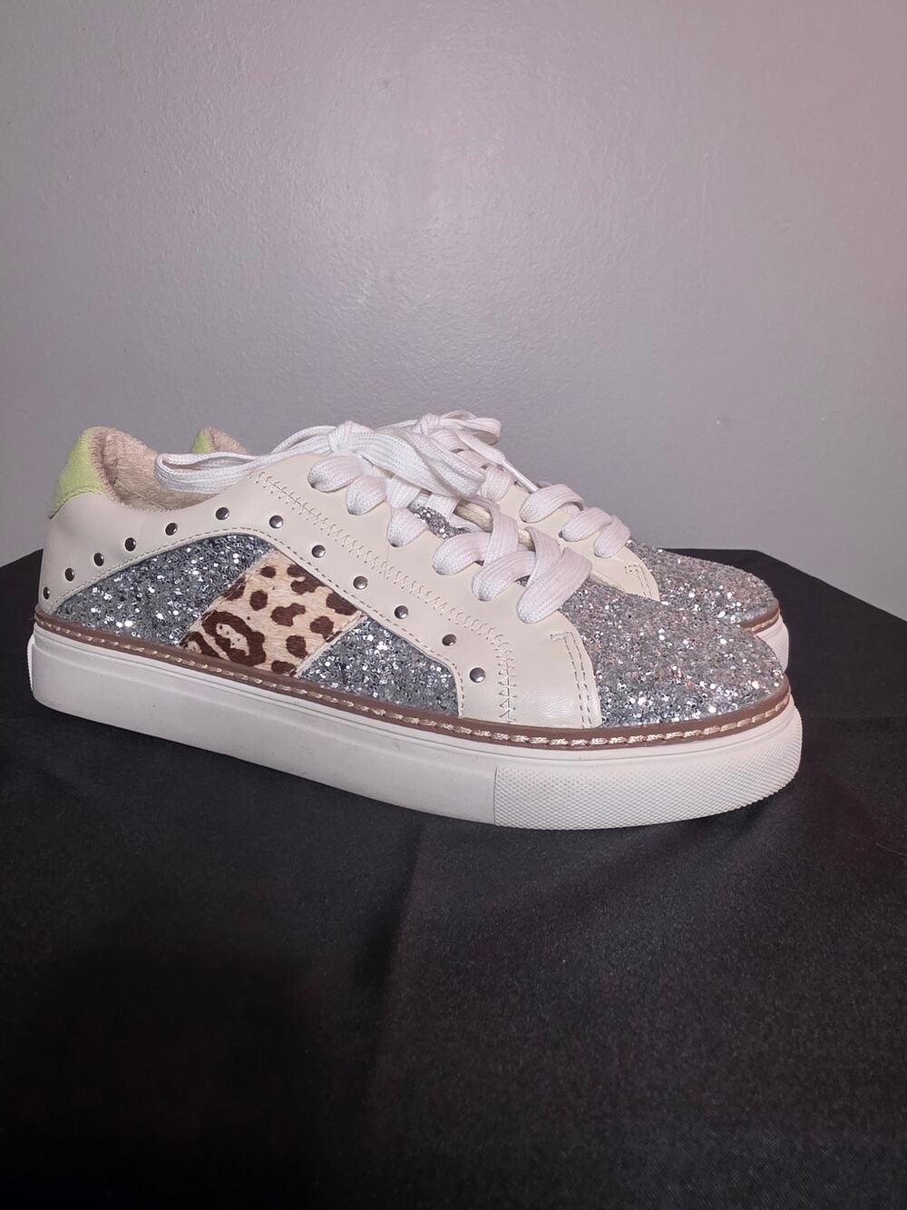 Crown Vintage Kalinda Silver Glitter Leopard Print Sneakers Women's Size 7